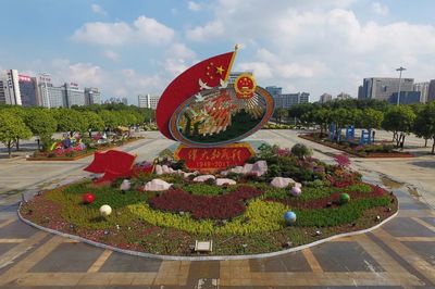 中心广场又摆花啦,见证东莞辉煌历程!穿越过去13年的国庆主花坛…